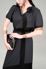 11003B95 - Áo chiffon đen cổ đính hoa dây chéo