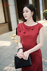 44044D95 - Đầm lụa đỏ xẻ vai đính hoa
