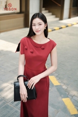 44044D95 - Đầm lụa đỏ xẻ vai đính hoa