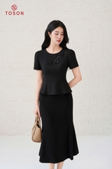 16014B35 - Áo peplump đen cổ đính hoa