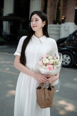 43127W35 - Đầm lụa trắng cổ đức dáng xòe