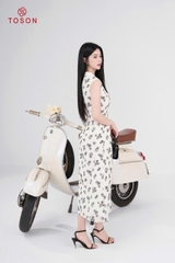 44066W65 - Đầm tơ trắng kem in hoa hồng xếp nhún