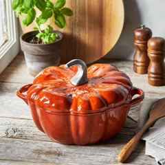 Nồi gang bí ngô Staub Cocotte 24cm - màu cam quế