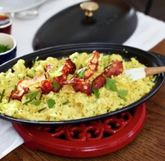 Lót nồi Staub Lily màu đỏ cherry 23cm