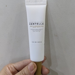 Kem chống nắng Skin1004 Madagascar centella air fit suncream SPF50+PA++++