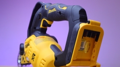Máy Cưa Xích Cắt Cành Dùng Pin Động Cơ Gắn Liền Dewalt DCCS623B