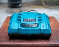 Sạc Nhanh Thông Minh 20V Total TFCLI2003 chính hãng