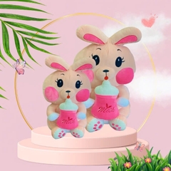 THỎ NGỒI ÔM BÌNH SỮA.