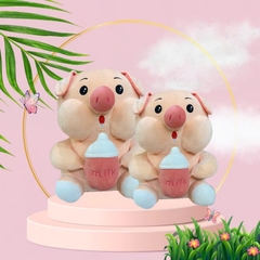 HEO NGỒI ÔM BÌNH SỮA.