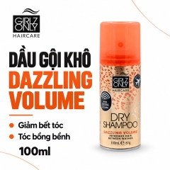 Một chai dầu gội khô Girlz Only Dazzling Volume 100ml, thân màu đồng và nắp cam.