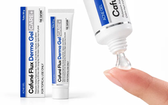Kết cấu gel trong suốt của gel chấm mụn Cafuné Flux Derma Gel