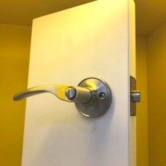 Khóa tròn tay gạt Yale VL8322 US15 cửa WC