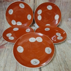Dĩa sứ màu đỏ họa tiết hoa cúc 16cm