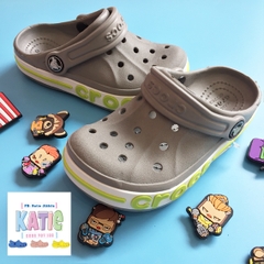 Dép cá sấu Crocs trẻ em Baya màu Xám viền xanh lá