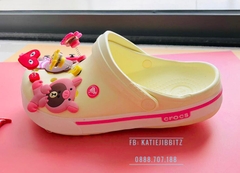Dép cá sấu Crocs Band 2.5 màu Vàng Nhạt viền Hồng