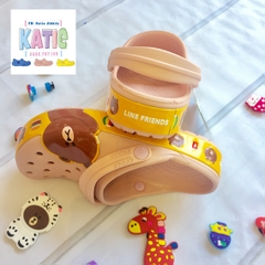 Dép cá sấu Crocs Band gấu Line Friends màu hồng nhạt