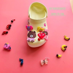 Dép cá sấu Crocs Band 2.5 màu Vàng Nhạt viền Hồng