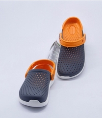 Giày Crocs LiteRide trẻ em màu xám đế trắng lót cam quai gắn nút