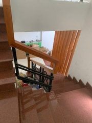Cầu thang kết nối tầng trệt và tầng lầu nhà phố Biên Hòa