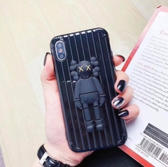 Ốp lưng iphone vân vali hình 3D KAWS