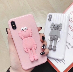 Ốp lưng iphone vân vali hình 3D KAWS