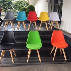 Ghế nhựa Eames bọc đệm, chân gỗ ASH