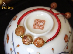 VÒNG ĐEO TAY CHỈ ĐỎ KẾT SAN HÔ HÓA THẠCH DẸP
