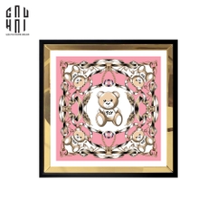 TRANH CANVAS PINKY BEAR 94X94CM - VIỀN GỖ CÓ KÍNH