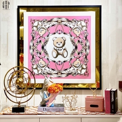 TRANH CANVAS PINKY BEAR 94X94CM - VIỀN GỖ CÓ KÍNH
