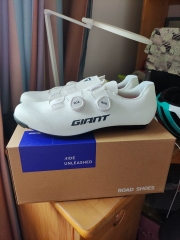 Giày đạp xe GIANT Starlight CF - Đế Carbon, 2 nút điều chỉnh BOA L6