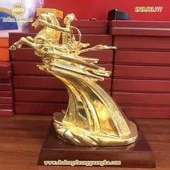 Tượng Thánh Gióng Dát Vàng