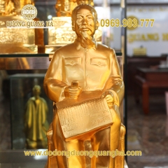 Tượng Bác Hồ Ngồi Đọc Báo Dát Vàng