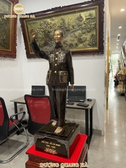 Tượng Bác Hồ Vẫy Tay Chào Điểm Dát Vàng