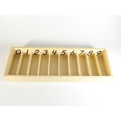 Hộp được đánh số, dùng để đựng 45 con quay