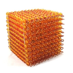 Khối 1000 hạt cườm vàng – Cube of 1000 golden beads