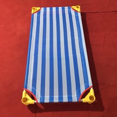 Giường lưới mầm non chân tròn