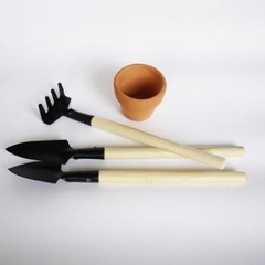 Bộ công cụ làm vườn và chậu gốm không sơn