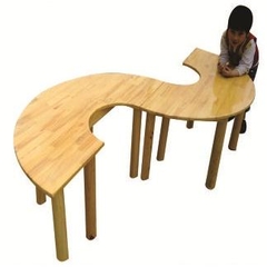 Bàn mầm non gỗ tự nhiên hình cung tròn