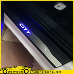Nẹp bước chân ngoài có đèn xe Honda City
