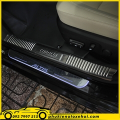 Nẹp bước chân ngoài có đèn xe Toyota Altis