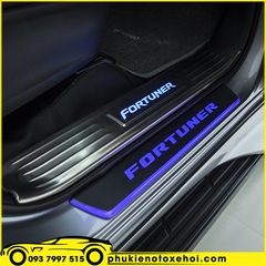 Nẹp bước chân ngoài có đèn xe Toyota Fortuner