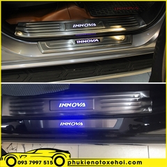 Nẹp bước chân ngoài có đèn xe Toyota Innova