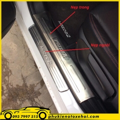 Nẹp bước chân ngoài không đèn xe Mazda 2