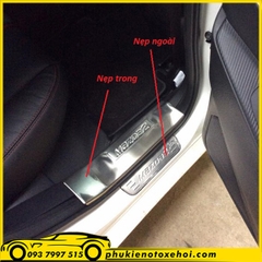 Nẹp bước chân ngoài không đèn xe Mazda 2