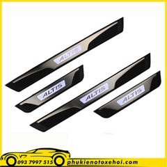 Nẹp bước chân ngoài không đèn xe Toyota Altis