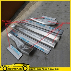 Nẹp bước chân ngoài không đèn xe Toyota Yaris