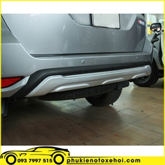 Ốp cản sau xe Toyota Fortuner