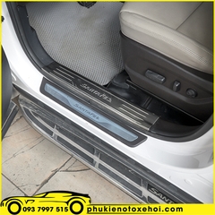 Ốp nẹp bước chân trong xe Hyundai Santafe
