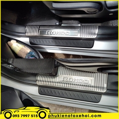 Ốp nẹp bước chân trong xe Kia Rondo