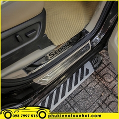 Ốp nẹp bước chân trong xe Kia Sedona